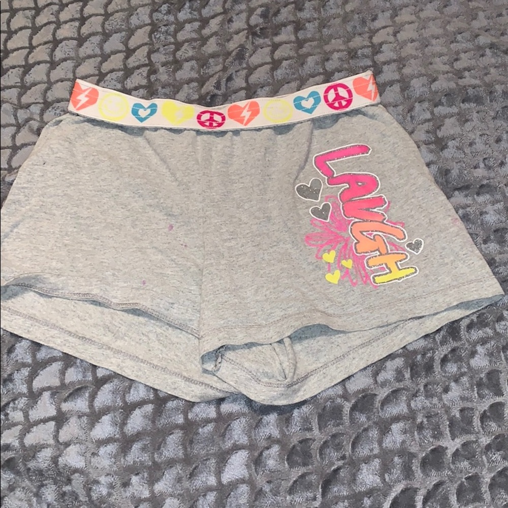 grey shorts